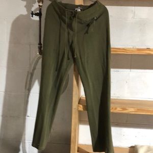 Nice clean 98% cotton jogging suit. Jogging suit size small